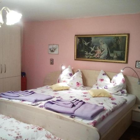 Weinbau-Gaestezimmer Martin Und Eva Maria Jamek Weissenkirchen in der Wachau Exterior foto